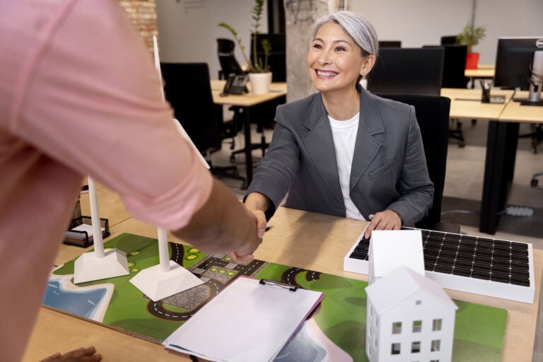 Wie unterstützt die Whitefield Real Estate GmbH Investoren und Projektentwickler mit individuellen Finanzierungslösungen?